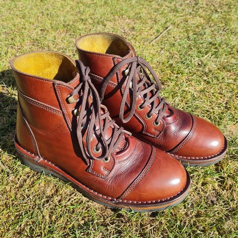 Jim Green Numzaan in Jim Green Walnut Veg Tan