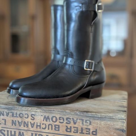 Unsung U 22-2 Engineer Boot in Maryam Natural Horsebutt Overdyed Black