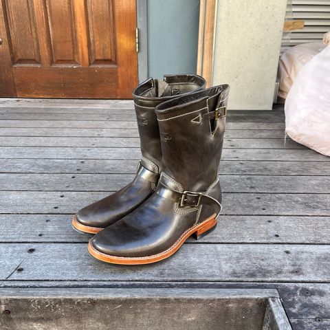 Willie's Handmade Boots Engineer in Maryam Graphite Horsebutt