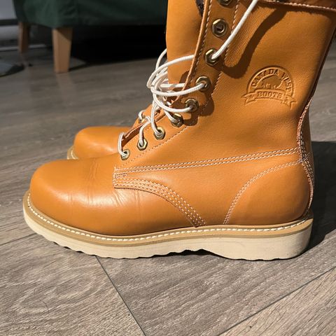 Canada West Unknown Model in Unknown Leather