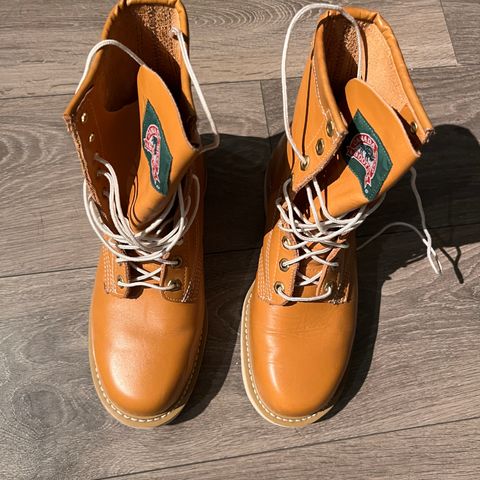 Canada West Unknown Model in Unknown Leather