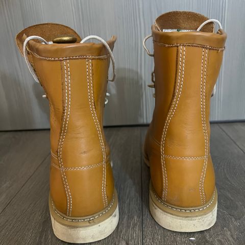 Canada West Unknown Model in Unknown Leather