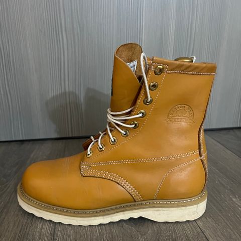 Canada West Unknown Model in Unknown Leather
