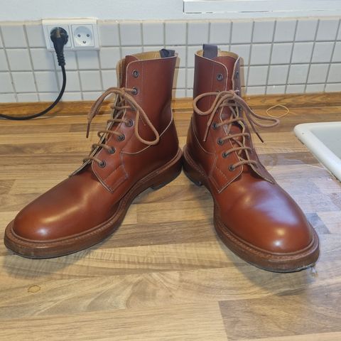 Tricker's Burford Country Boot in Marron Antique