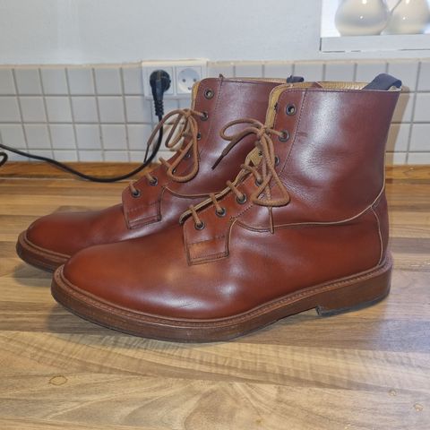 Tricker's Burford Country Boot in Marron Antique