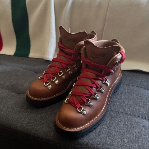 Danner Mountain Light in Cascade Clovis Full Grain