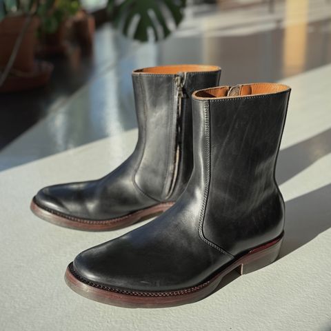 Flame Panda 8“ Zipper Boot in Maryam Natural Horsebutt Overdyed Brown then Black