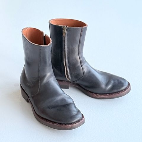Flame Panda 8“ Zipper Boot in Maryam Natural Horsebutt Overdyed Brown then Black