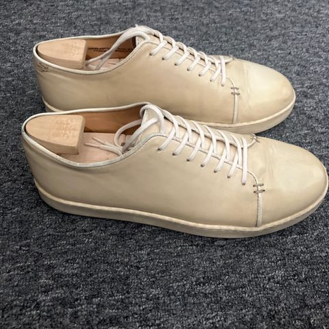 Crown Northampton Harlestone in Off White Veg Tan Calf