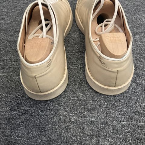 Crown Northampton Harlestone in Off White Veg Tan Calf