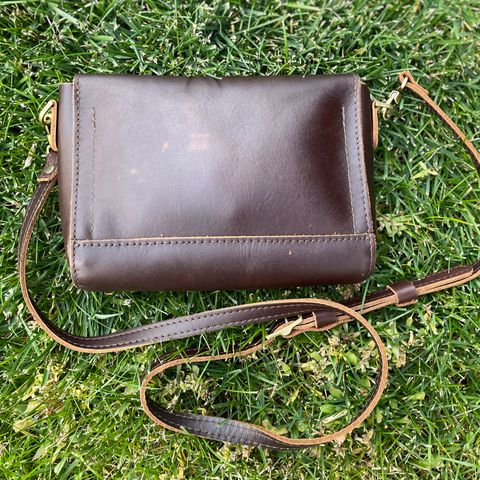 Portland Leather Metro Crossbody in Grizzly