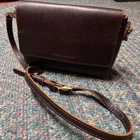 Portland Leather Metro Crossbody in Grizzly