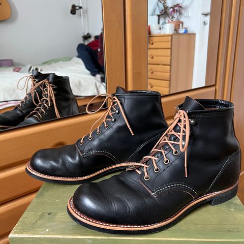 Red Wing Blacksmith in S.B. Foot Black Prairie