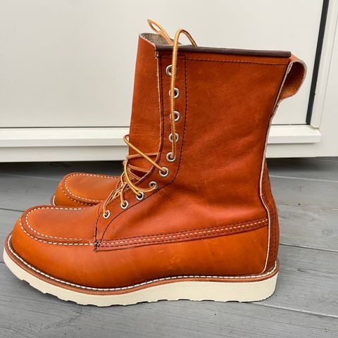 View photo of Red Wing 8-Inch Classic Moc in S.B. Foot Oro Legacy