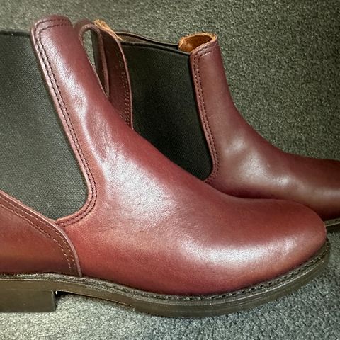 Red Wing Congress Chelsea Boots in S.B. Foot Black Cherry Featherstone