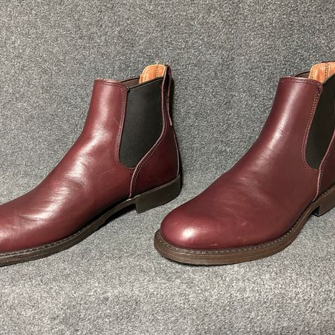 Red Wing Congress Chelsea Boots in S.B. Foot Black Cherry Featherstone