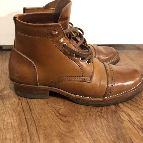 Santalum Service Boot