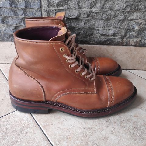 Sagara Legant in Indonesian Java Brown Pull Up