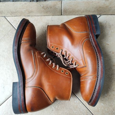 Sagara Legant in Indonesian Java Brown Pull Up