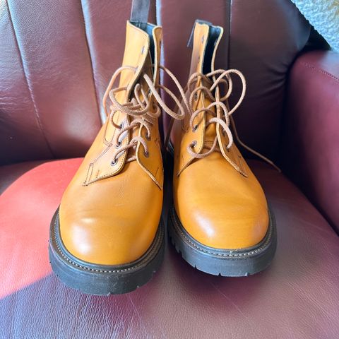 Tricker's Burford Country Boot in Acorn Antique Olivvia Classic