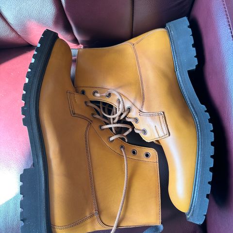Tricker's Burford Country Boot in Acorn Antique Olivvia Classic