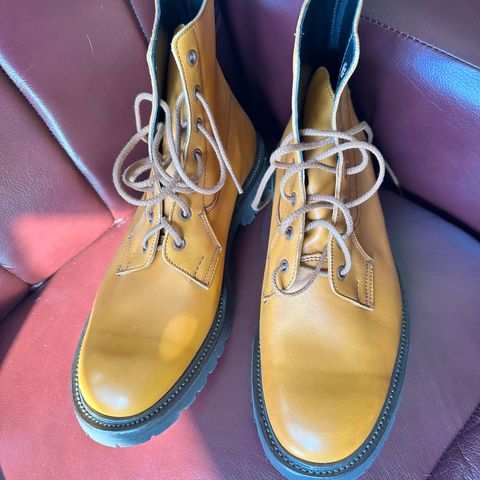 Tricker's Burford Country Boot in Acorn Antique Olivvia Classic