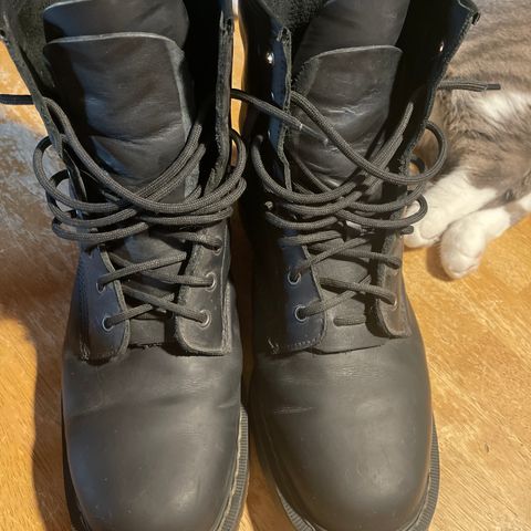 Solovair 8 Eye Derby Boot in Black Greasy