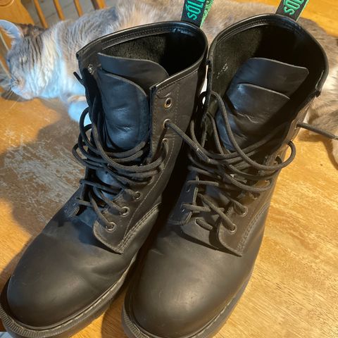 Solovair 8 Eye Derby Boot in Black Greasy