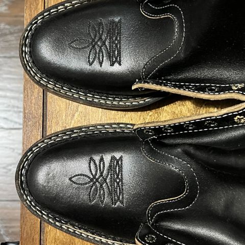 White's 375 in Horween Black Waxed Flesh