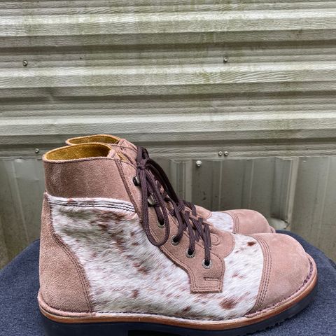 Jim Green Numzaan in Nguni Cattle Vamp/Fawn Roughout