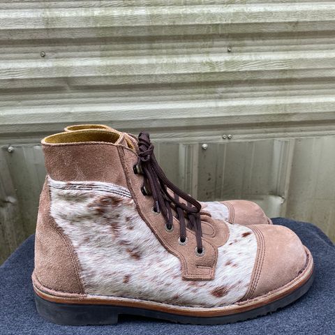 Jim Green Numzaan in Nguni Cattle Vamp/Fawn Roughout