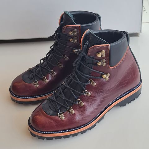 Fortis Hugo in Shinki Burgundy Oiled Horsebutt