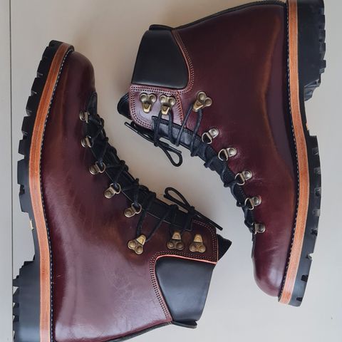 Fortis Hugo in Shinki Burgundy Oiled Horsebutt