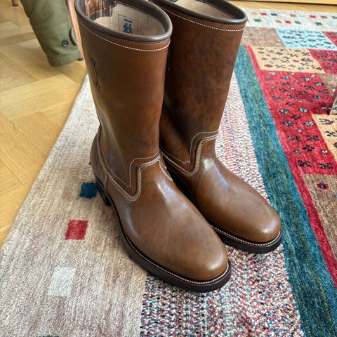 Unsung Coachman in Maryam Toscanello Horsebutt Overdyed Walnut