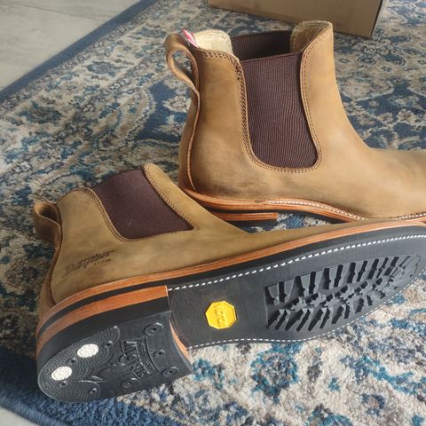 Dayton Boots Wholecut Chelsea in Brown Nubuck