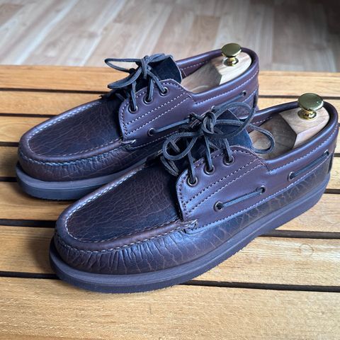 Russell Moccasin Fishing Oxford in Law Tanning Chocolate Big Horn Shrunken Bison