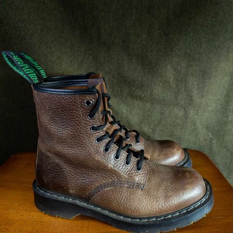 Solovair 8 Eye Derby Boot in Gaucho Brown Grain