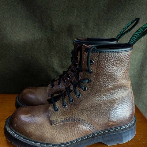 Solovair 8 Eye Derby Boot in Gaucho Brown Grain