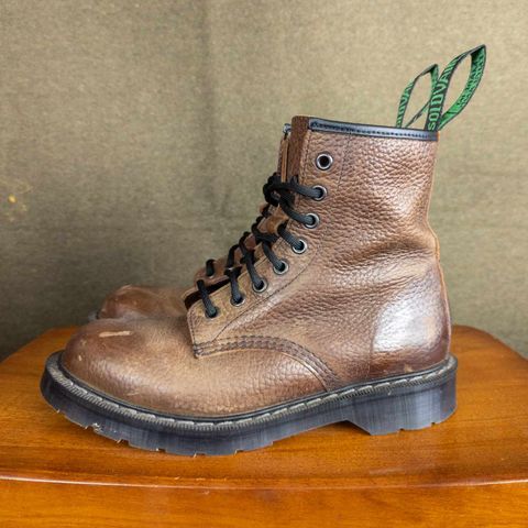 Solovair 8 Eye Derby Boot in Gaucho Brown Grain