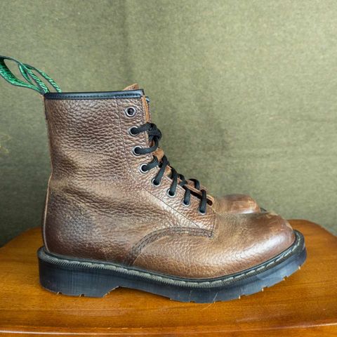 Solovair 8 Eye Derby Boot in Gaucho Brown Grain