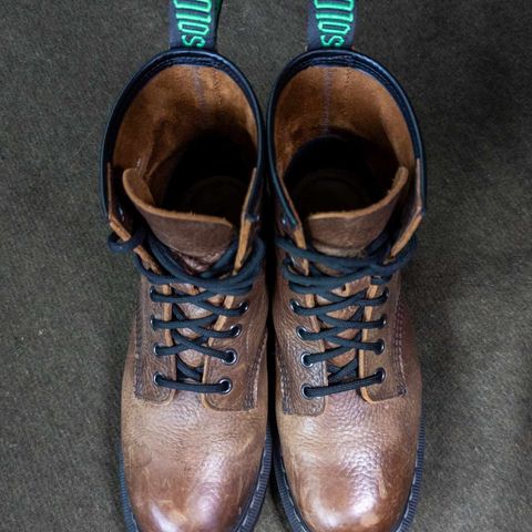 Solovair 8 Eye Derby Boot in Gaucho Brown Grain