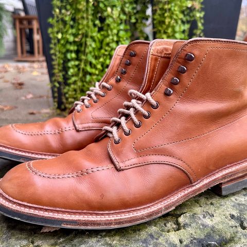 View photo of Alden X Ealdwine 40307HC Saddle Tan Fettleder Indy in Saddle Tan Calf Skin