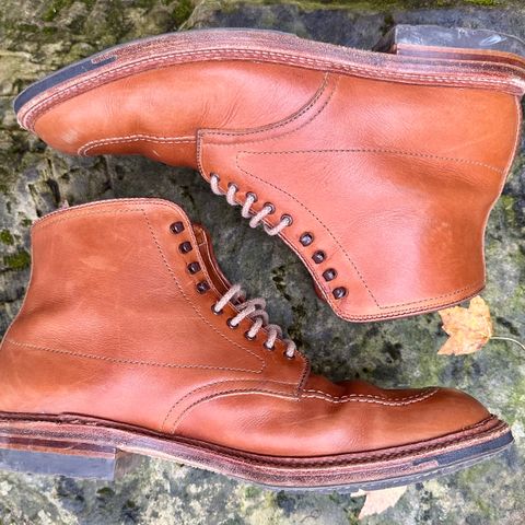 View photo of Alden X Ealdwine 40307HC Saddle Tan Fettleder Indy in Saddle Tan Calf Skin