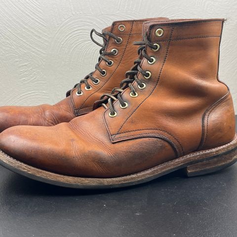 Oak Street Bootmakers Trench Boot in Tempesti Brown Overdye Camello Asportabile