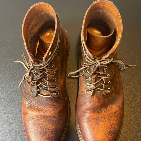 Oak Street Bootmakers Trench Boot in Tempesti Brown Overdye Camello Asportabile