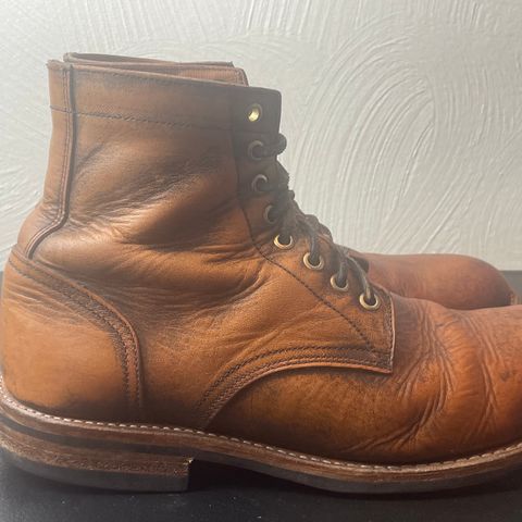 Oak Street Bootmakers Trench Boot in Tempesti Brown Overdye Camello Asportabile