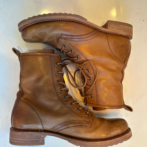 FRYE Veronica Flex Combat in Vintage Pull-up Leather