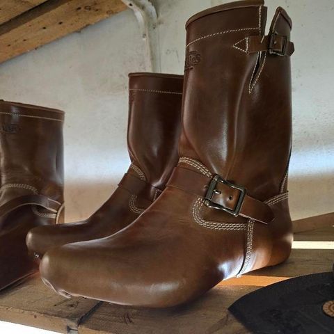 Willie's Handmade Boots Engineer in Maryam Natural Horsebutt