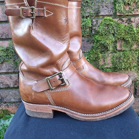 View photo of Willie's Handmade Boots Engineer in Maryam Natural Horsebutt