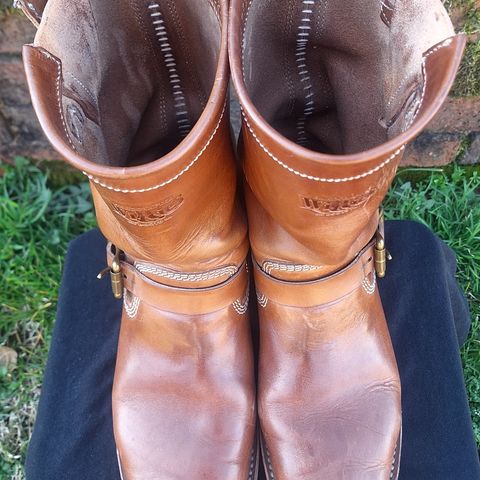Willie's Handmade Boots Engineer in Maryam Natural Horsebutt